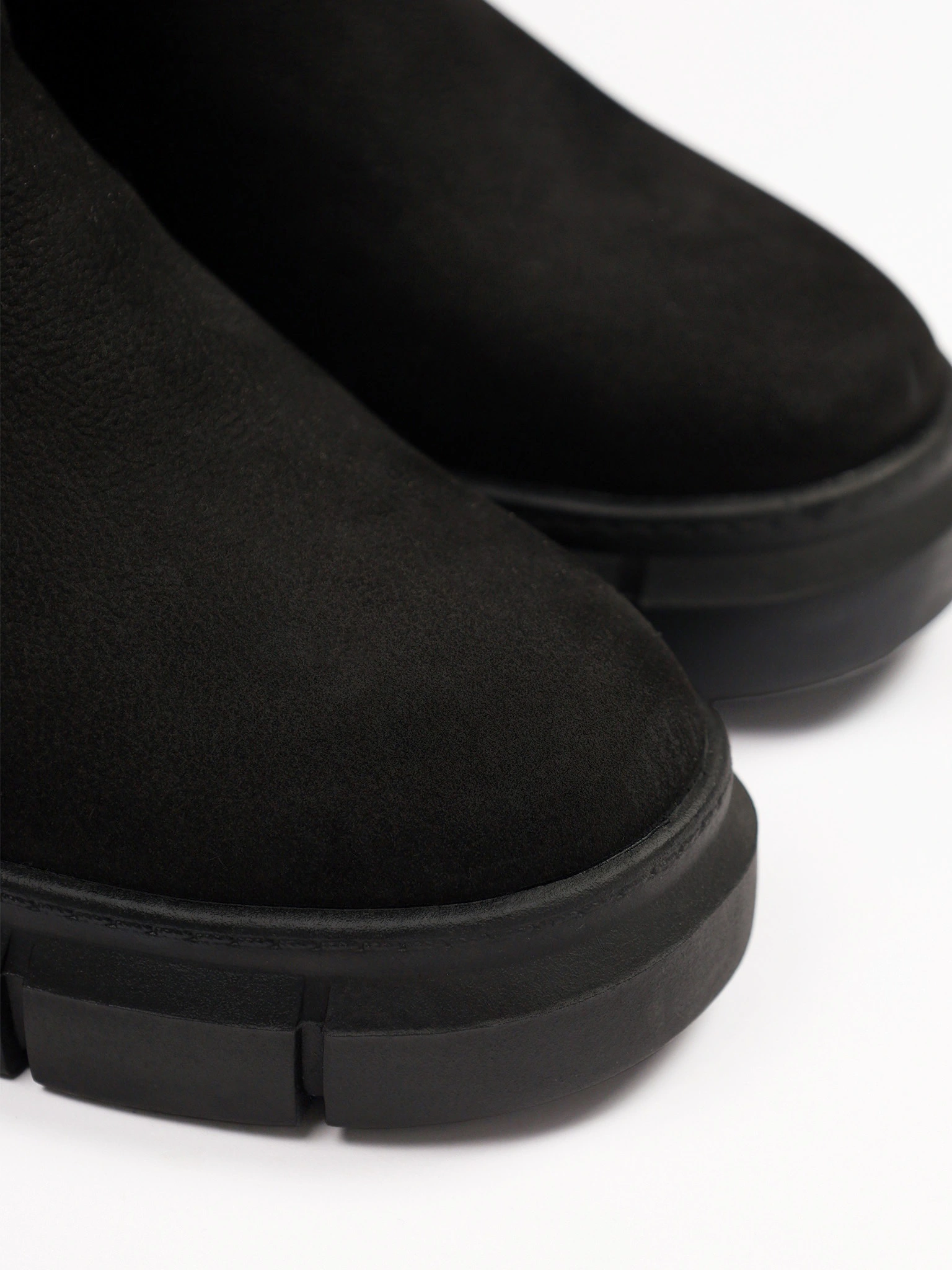 Ботинки черного цвета с оторочкой мехом на средней платформе